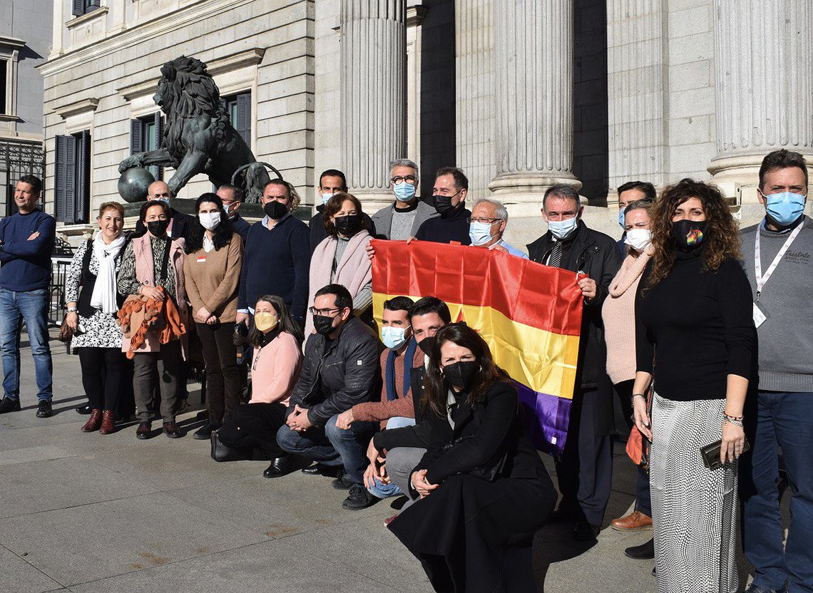 Enrique Santiago muestra su apoyo a las marchas sevillanas en defensa de la sanidad pública en una reunión en Madrid.