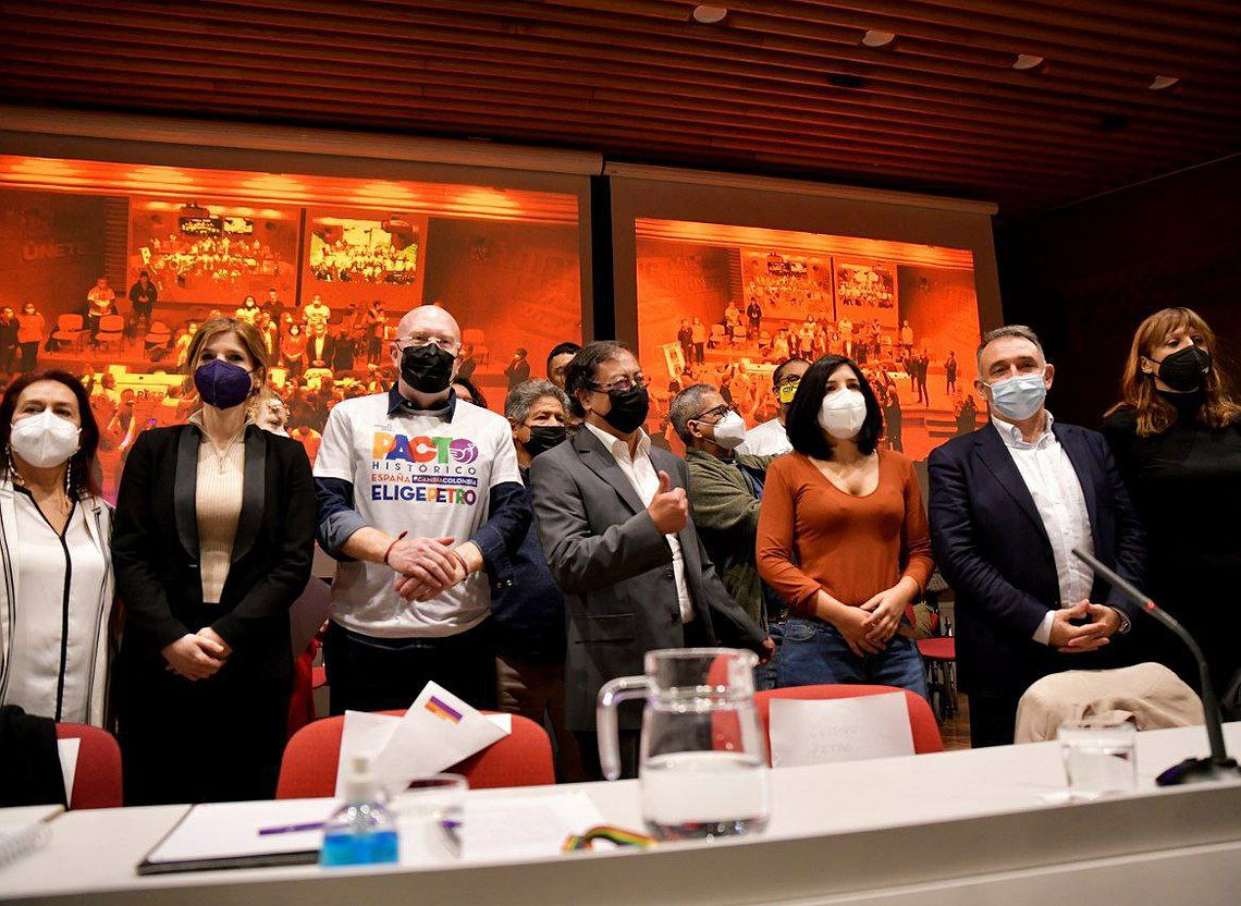 “Los colombianos ya no tenemos miedo”: voces de valentía resonaron en el  acto de Petro en Madrid